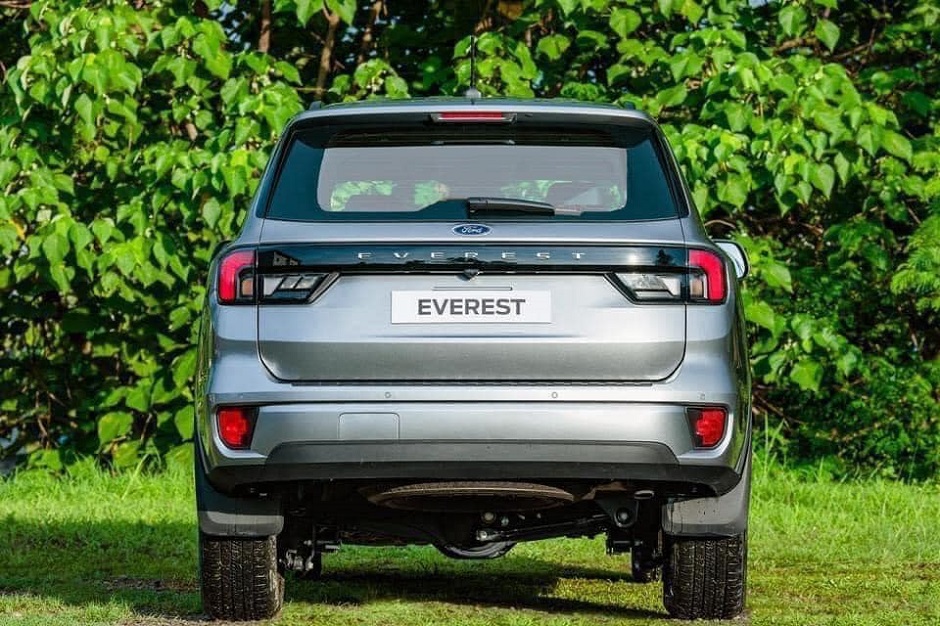 Đuôi xe ford everest ambiente 2022