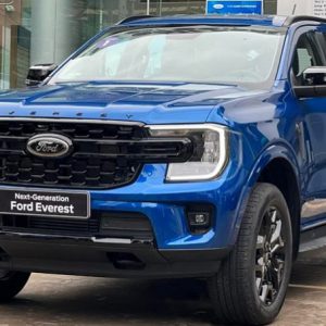 Ford Everest Sport 2022 màu xanh dương mới