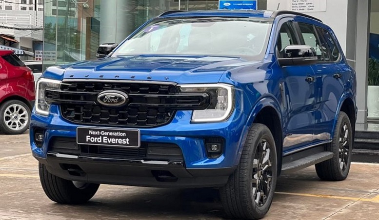 Ford Everest Sport 2022 màu xanh dương mới