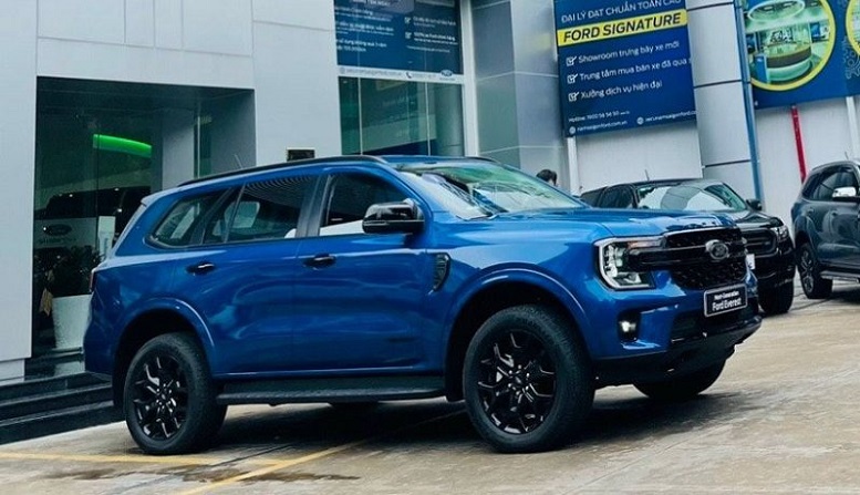 Ford Everest Sport 2022 mới