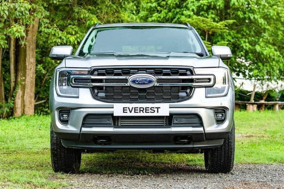 mặt trước ford everest ambiente 2022
